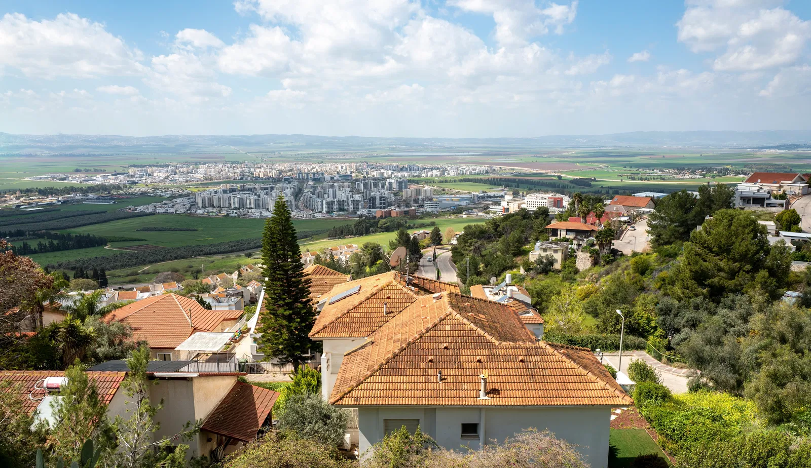 נוף מגבעה משקיף על עפולה.