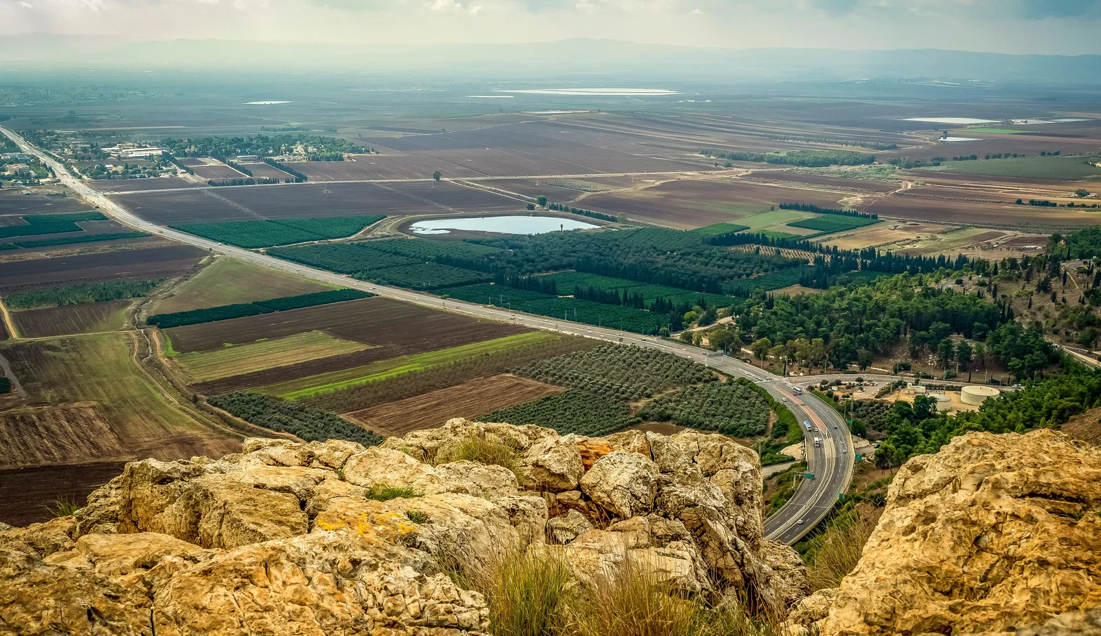 תצפית מרחפן של השדות ליד עפולה.