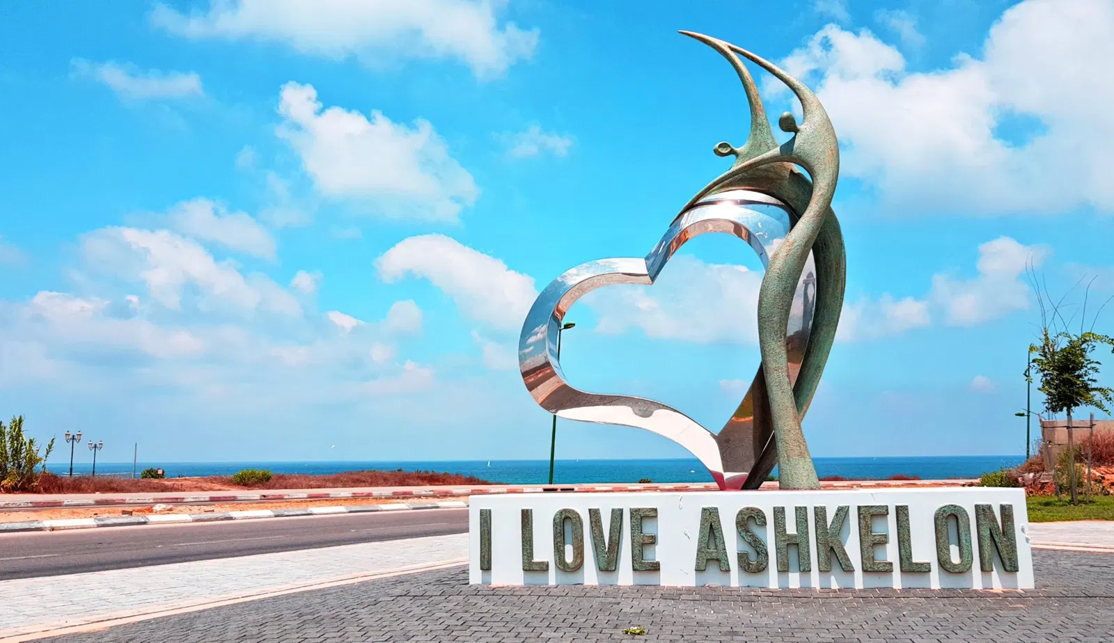 A Photo of a Statue that says 'I Love Ashkelon'.