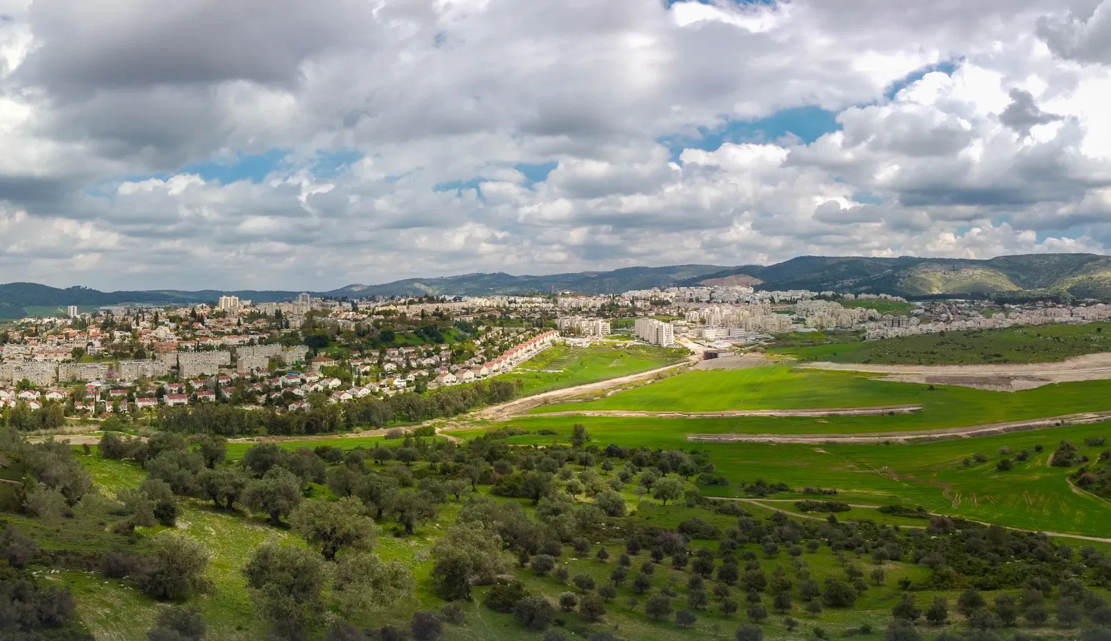 נוף מרחפן של עיר בית שמש.