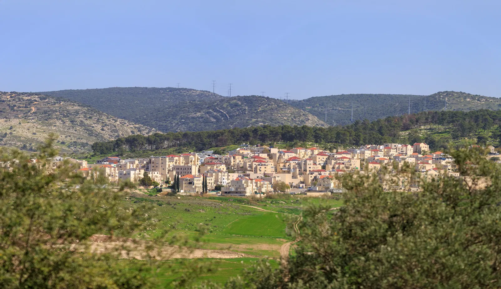 נוף של בית שמש צולם מראש גבעה.