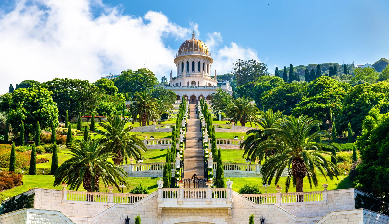 האנדרטה לבאב והמרפסות התחתונות במרכז העולמי הבהאי בחיפה.