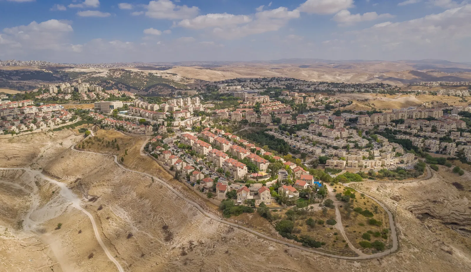 תצפית מרחפן על מעלה אדומים.